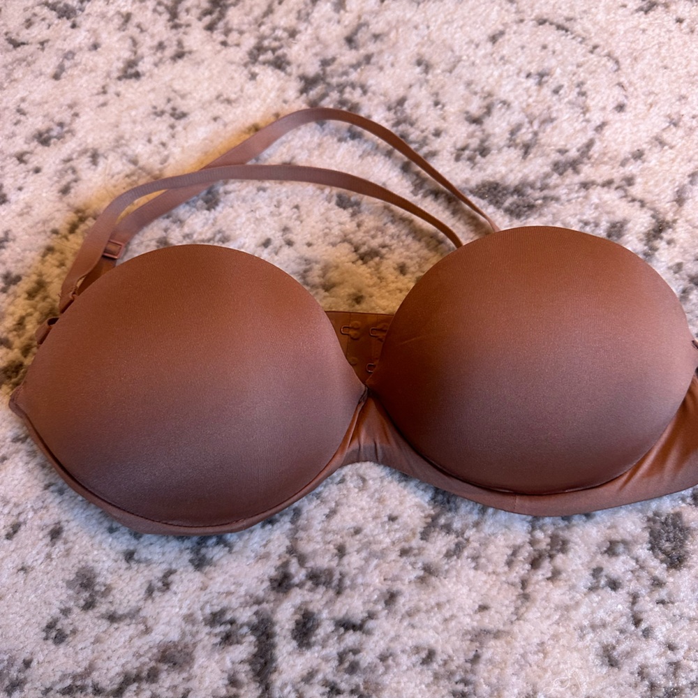 SKIMS STRAPLESS BRA NWOT Sienna